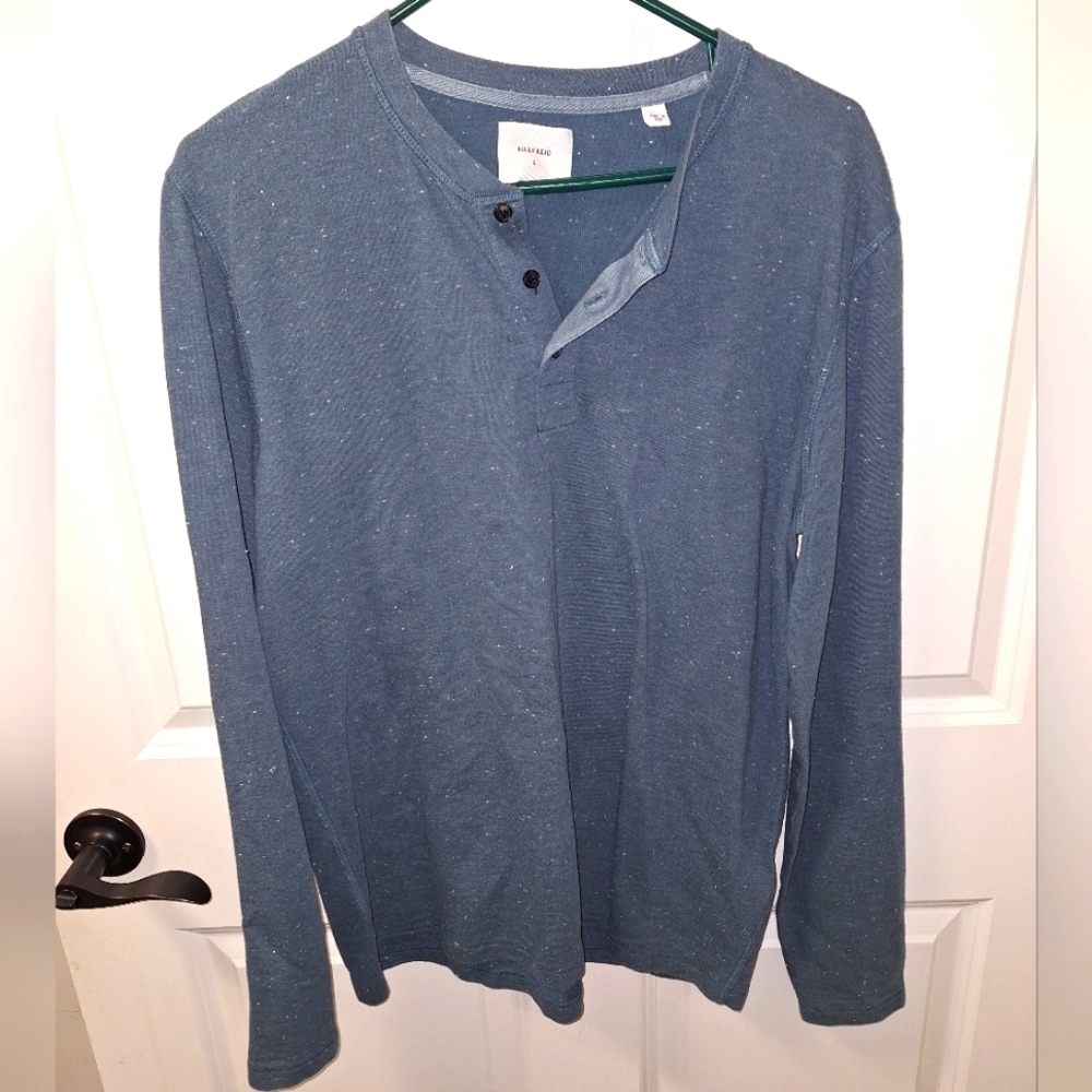 A Billy Reid long sleeve heathered blue henley shirt in a men's size large.